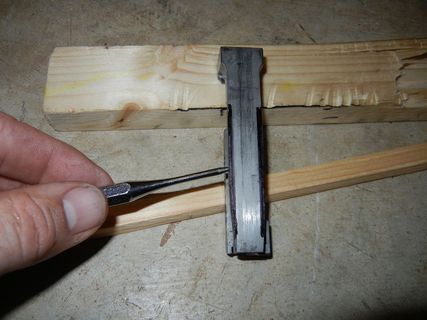 SKS Bolt mod so as to be able to insert and remove detachable magazines with bolt closed